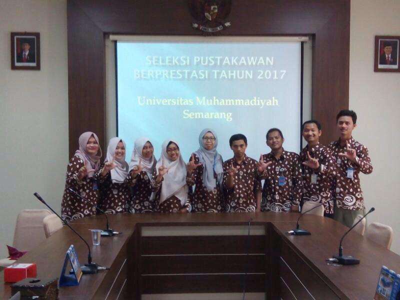 Foto peserta seleksi pustakawan berprestasi bersama tim penguji