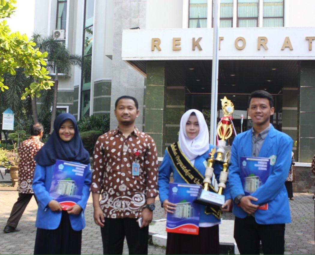 Foto pemanang bersama Ka. UPT Perpustakaan